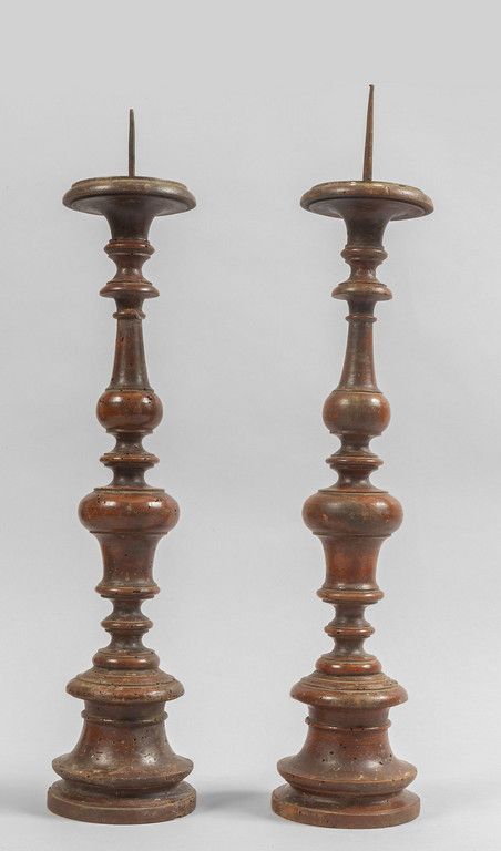 OGGETTISTICA Pair of Tuscan walnut spool candlesticks 18th century
h.Cm.46