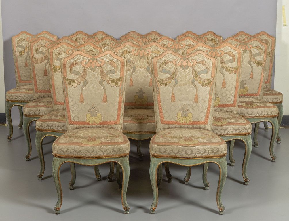 SEDIA 十四把古色古香的漆面木椅，镀金的轮廓，美丽的丝绸锦缎软垫，配有