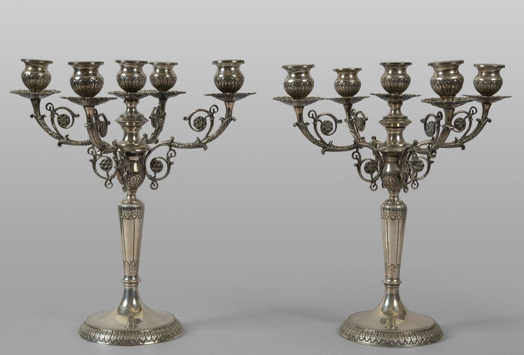 OGGETTISTICA Paire de chandeliers en argent à cinq lumières
h.Cm.37 gr.Tot.2735