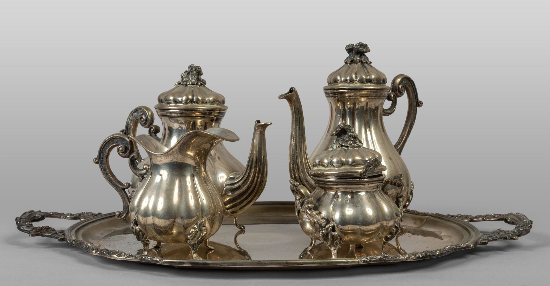 OGGETTISTICA Embossed silver tea and coffee set with tray
gr.Tot.5340