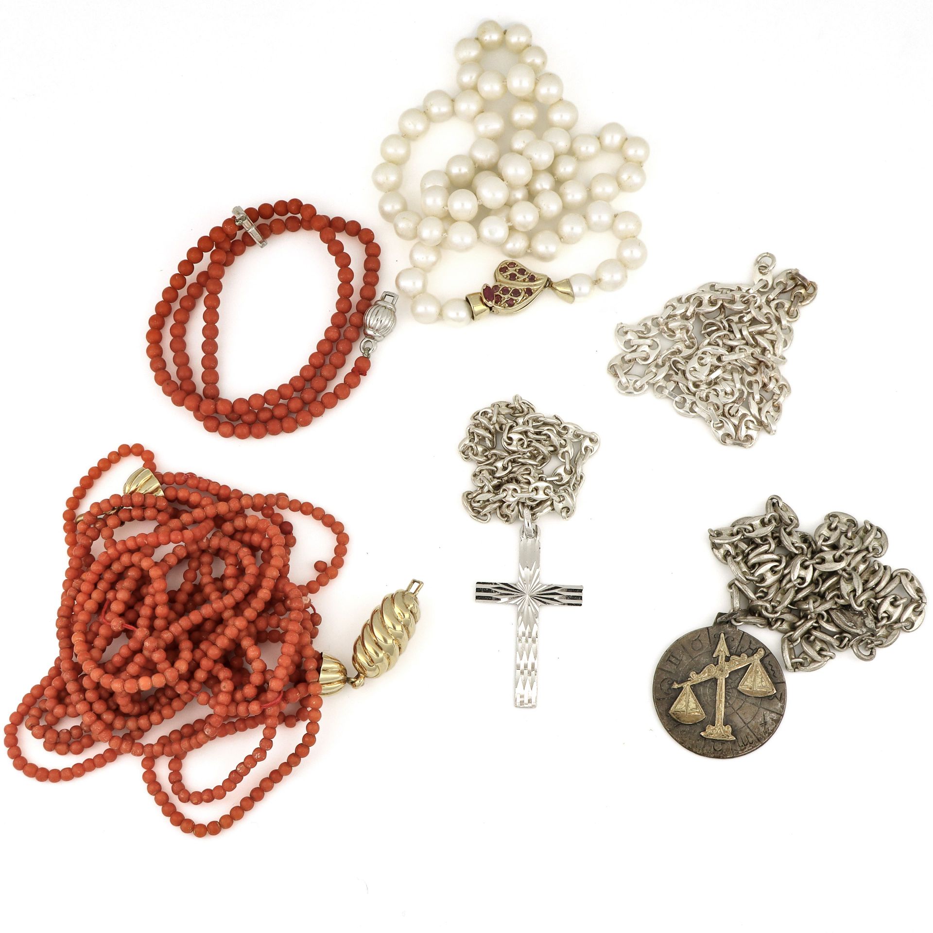 Null Lot bestehend aus 4 Halsketten mit Perlen, Korallen, Silber.