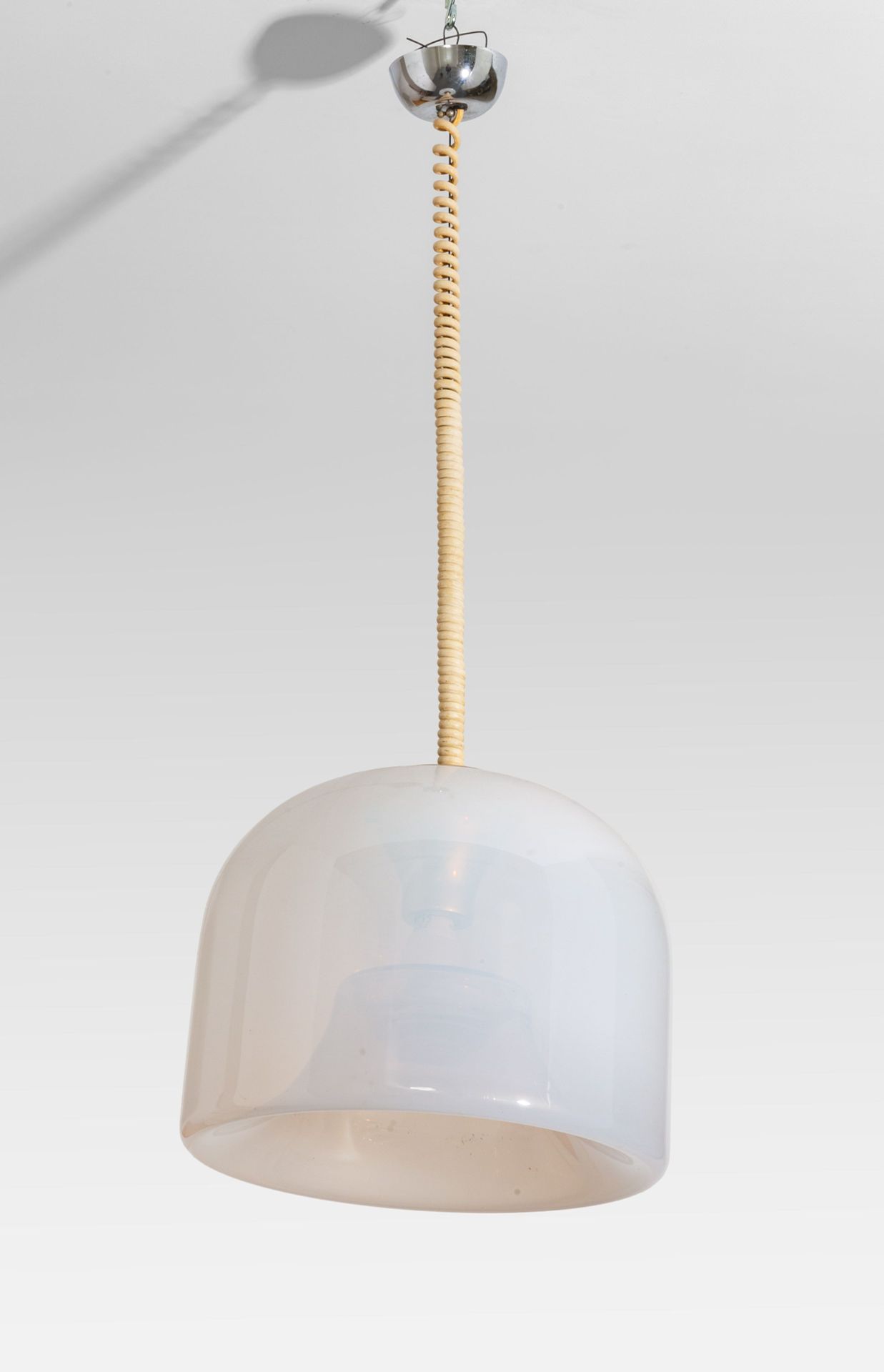 LAMPADARIO LAMPE DE SUSPENSION 1970. 
Verre opalin.
Hauteur du diffuseur cm 35 d&hellip;