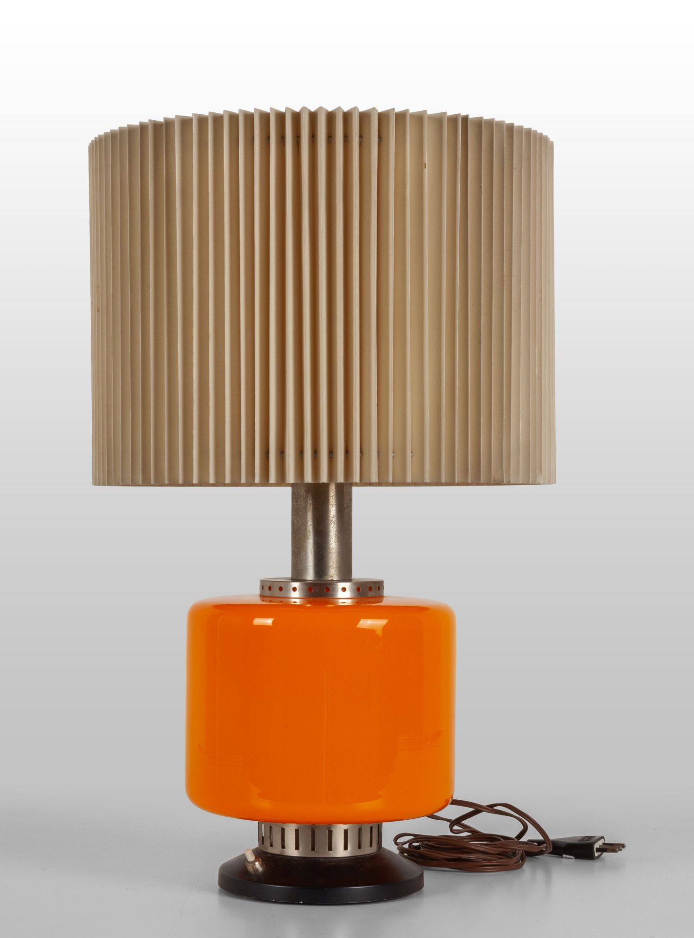 LAMPADA Lampe de table des années 1960. 
Abat-jour en verre PVC recouvert d'alum&hellip;