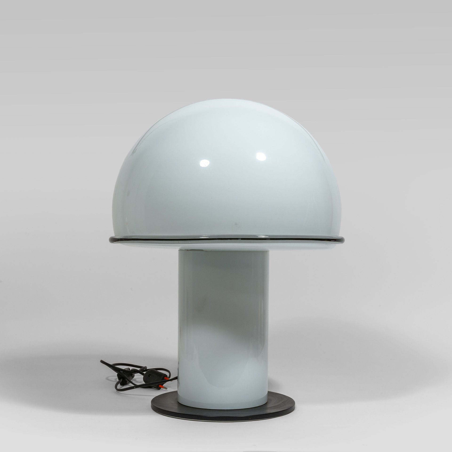 LAMPADA Lampe de table des années 1970. 
Métal peint, verre opalin avec fil noir&hellip;