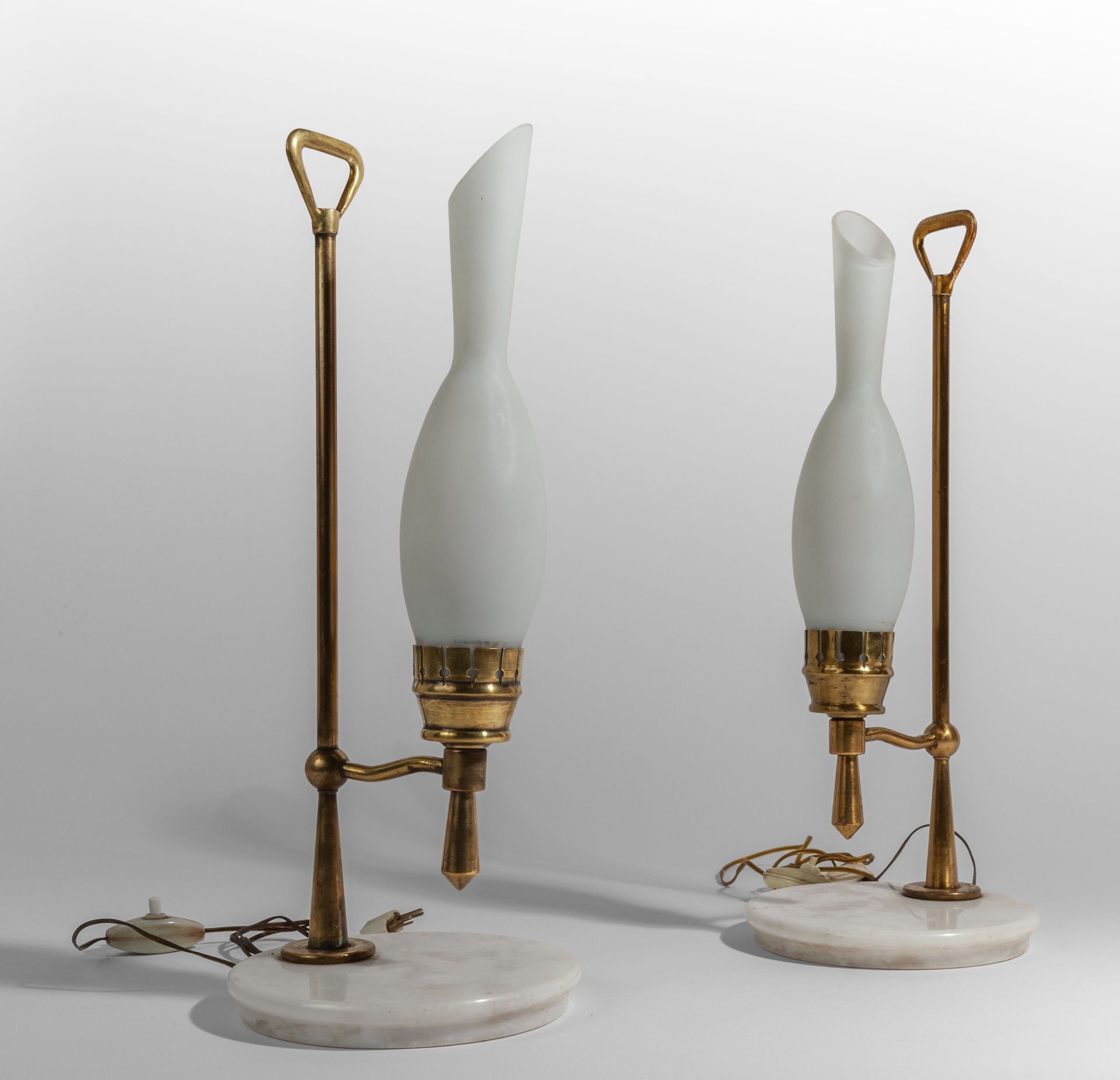 LAMPADA DEUX LAMPES DE TABLE 1960. 
Laiton marbré, verre opalin satiné.
Hauteur &hellip;