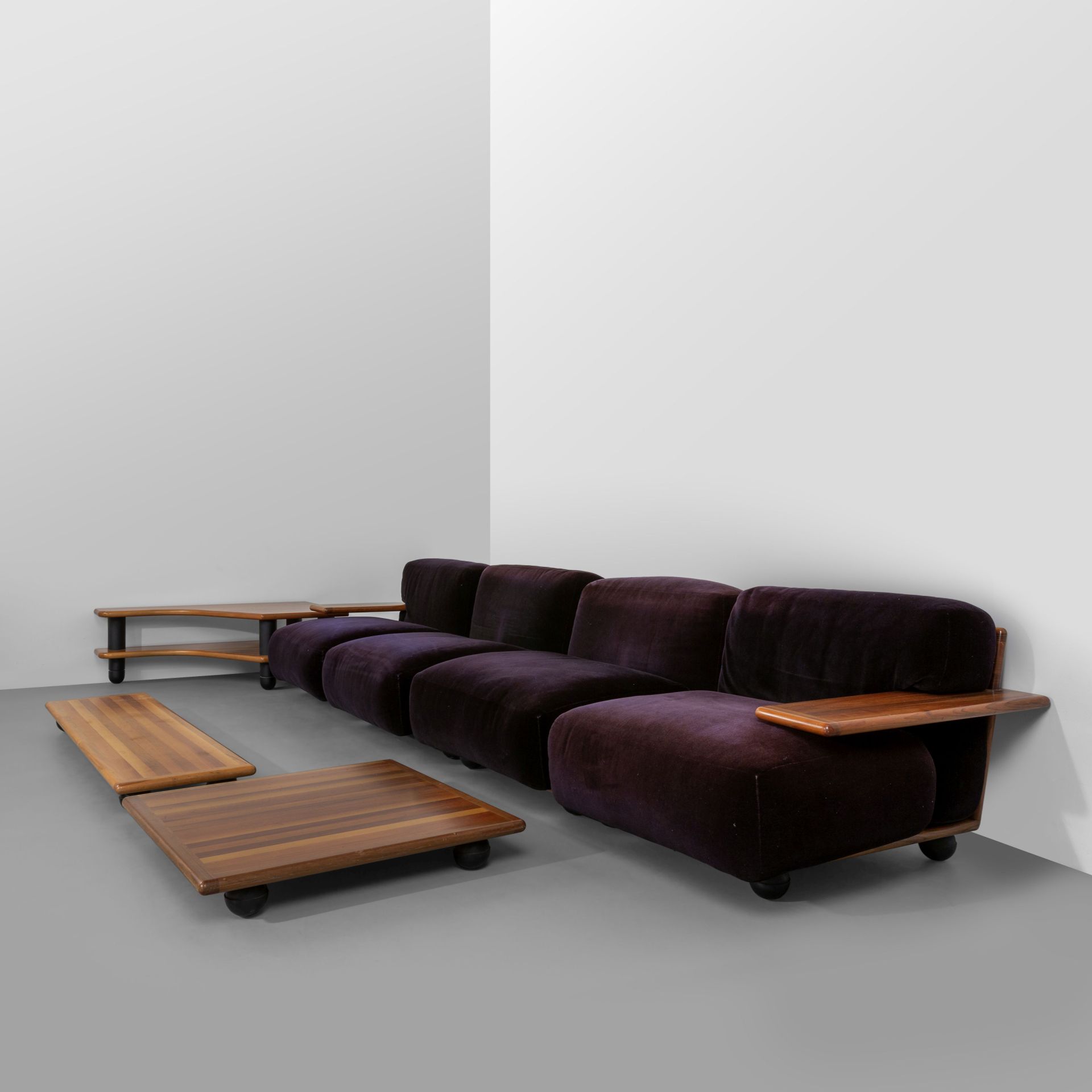 BELLINI MARIO Mario Bellini Cassina 1971。 
Pianura" 系列的组合沙发 
由四张扶手椅和三张咖啡桌组成。
胡桃木&hellip;
