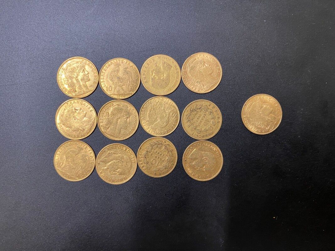 Null Treize pièces en or de 10 francs - 41.71 g