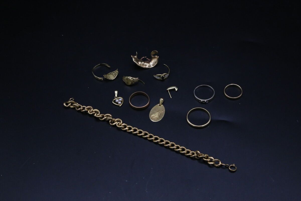 Null Lot d'or comprenant trois alliances, bagues sciées et cassées, bracelet, pe&hellip;