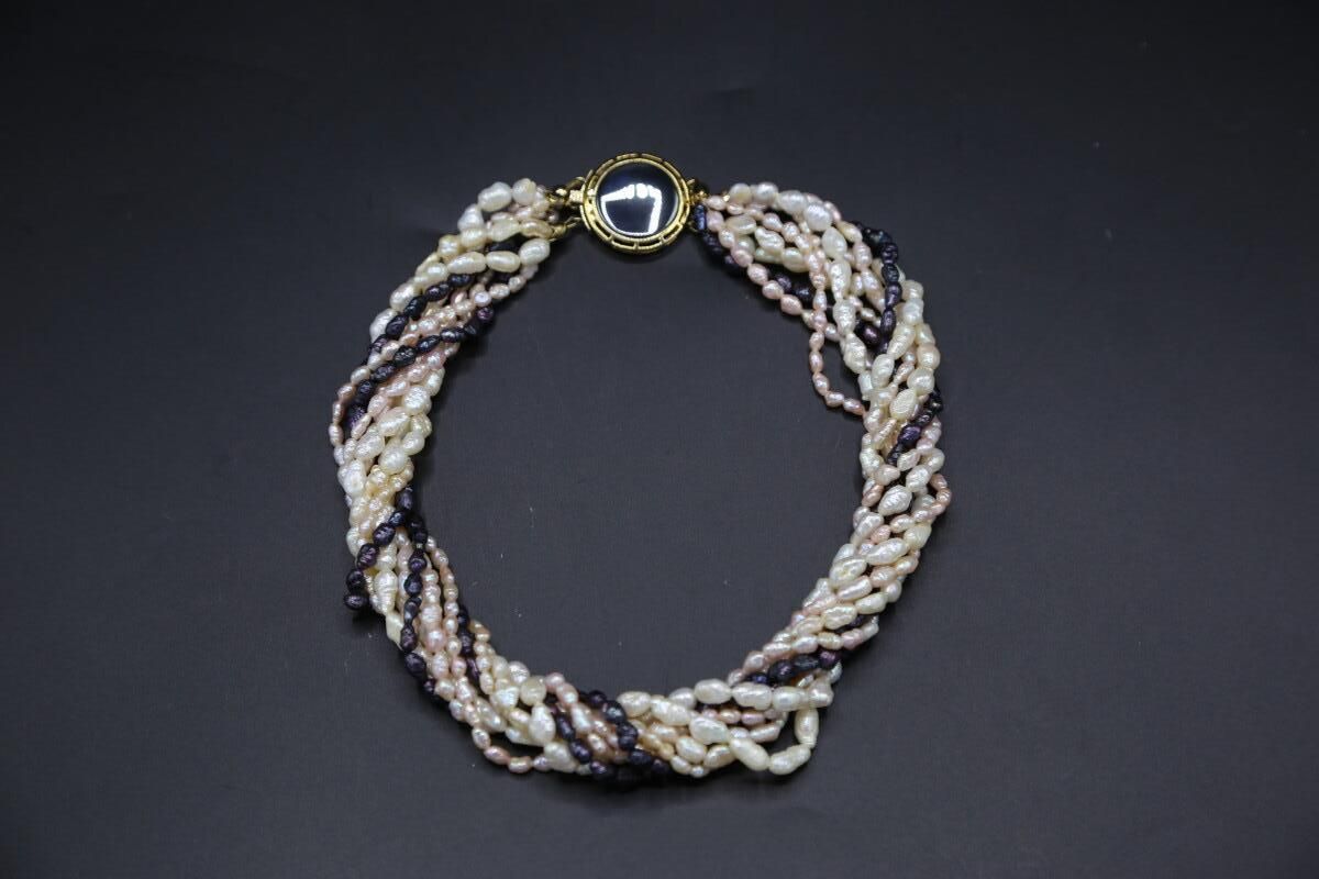 Null Collier de perles de culture baroques de neuf rangs, fermoir métal doré et &hellip;