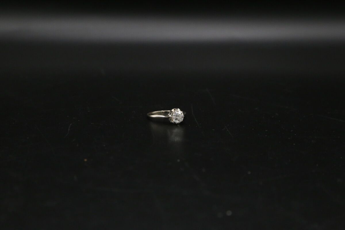 Null Solitaire en or gris orné d'un diamant rond taille brillant ancienne calibr&hellip;