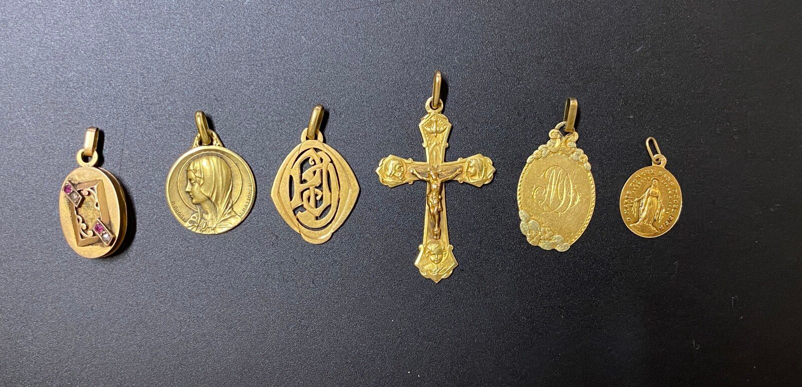 Null Six pendentifs en or jaune : croix, monogramme, à l'effigie de la Vierge, e&hellip;