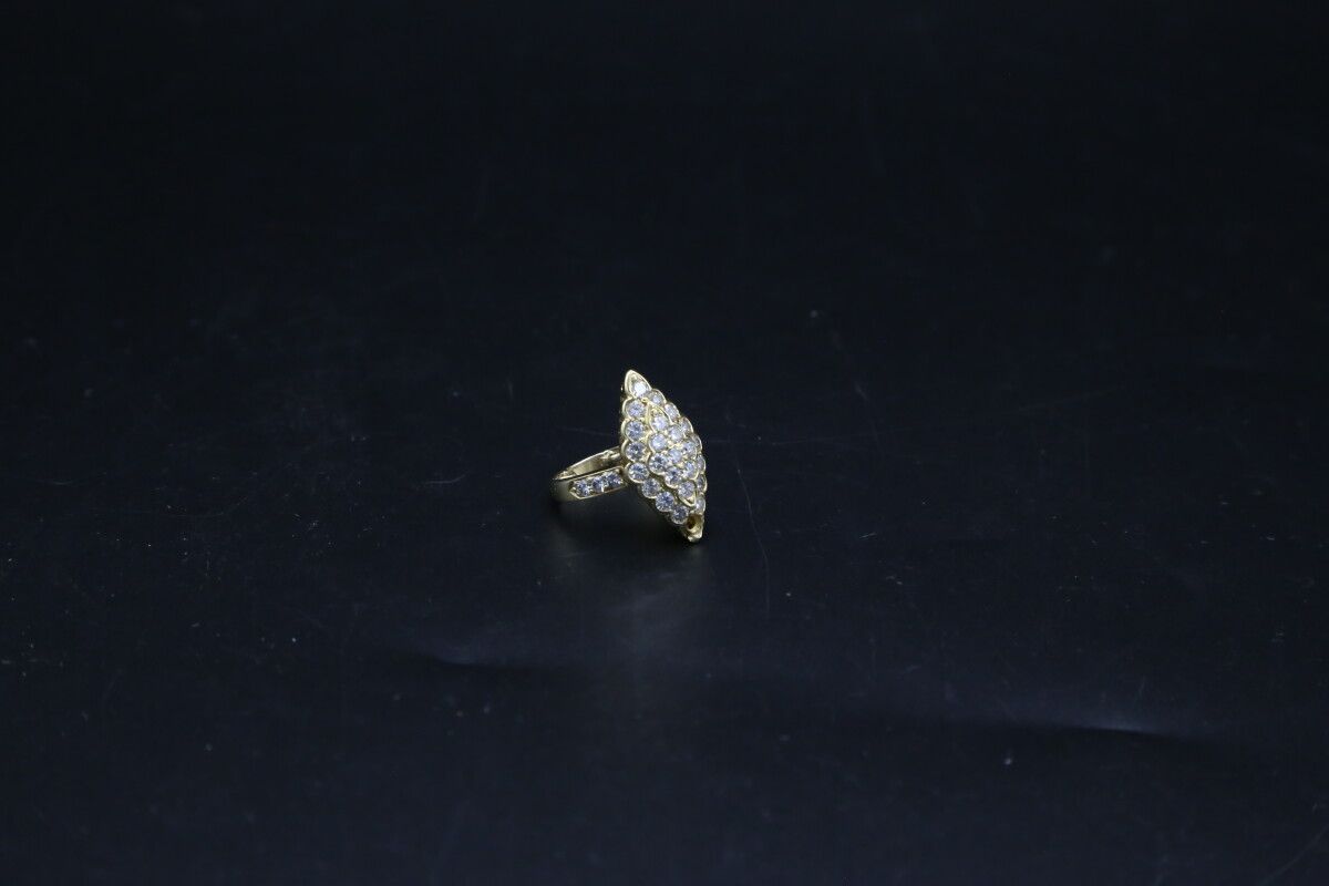 Null Bague marquise en or jaune (750) et diamants ronds brillants pour environ 1&hellip;
