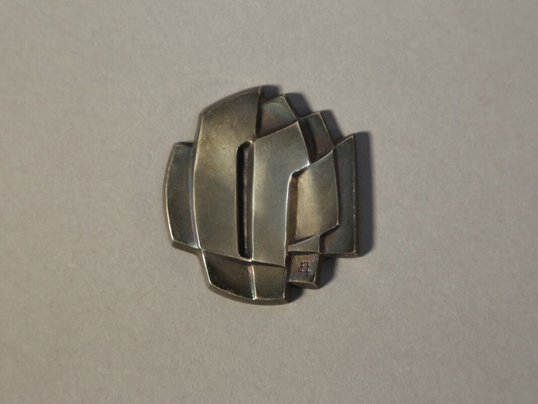 Null Parvine CURIE (1936)

Pendentif en métal argenté de forme cubiste, monogram&hellip;