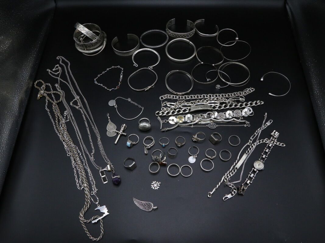 Null Lot de bijoux en argent et métal : bracelets, chaines, bague, pendentifs

p&hellip;
