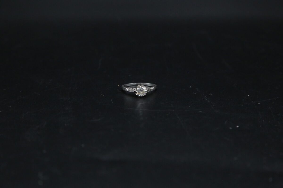 Null Solitaire en or gris orné d'un diamant taille brillant ancienne calibrant e&hellip;
