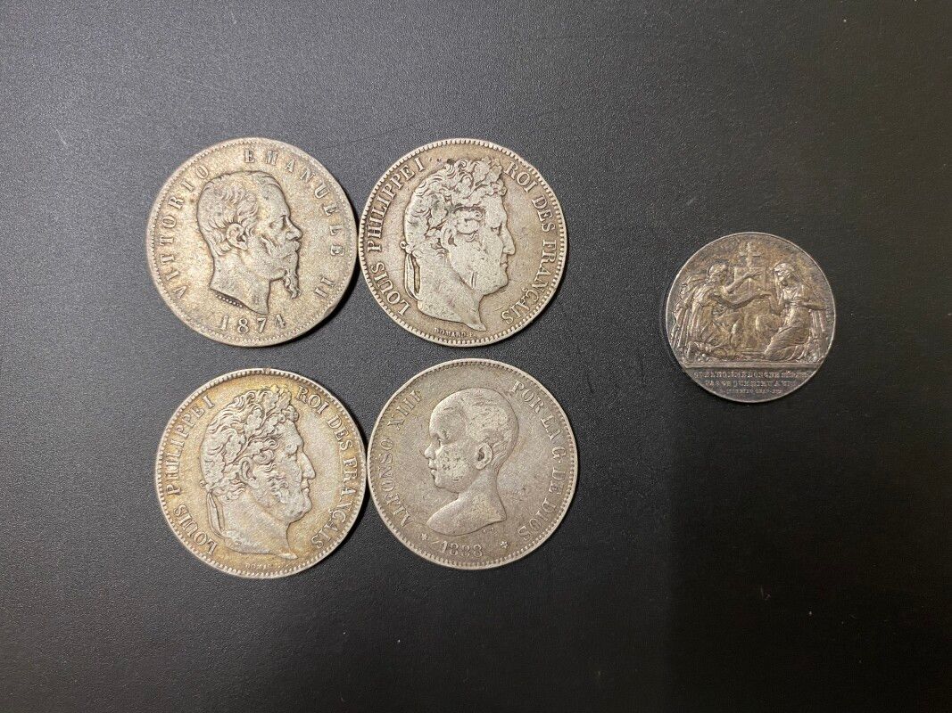 Null Quatre pièces en argent fin XIXe :

- Deux pièces de 5 Francs Louis Philipp&hellip;