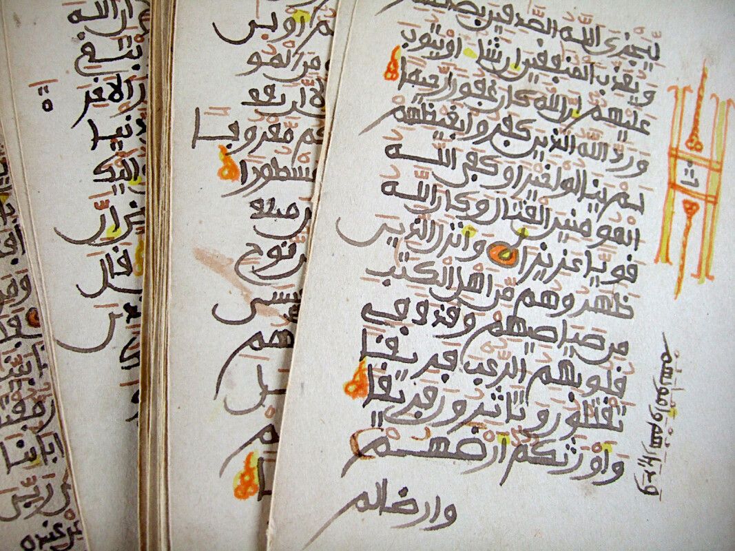 Null * 91.[《古兰经》手稿]。撒哈拉以南的图阿雷格古兰经，19世纪末或20世纪初。约700页（18 x 11厘米），圆角的平纹纸，装在一个带装饰的皮箱&hellip;