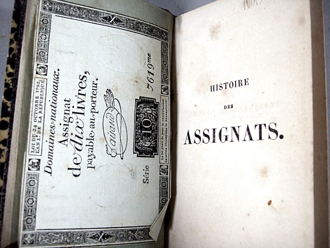 Null 4.[匿名]。Histoire des assignats.巴黎，Gerdès，1848年。12开本，71页。棕色半边形书脊，封面光滑，由一位 "领事&hellip;