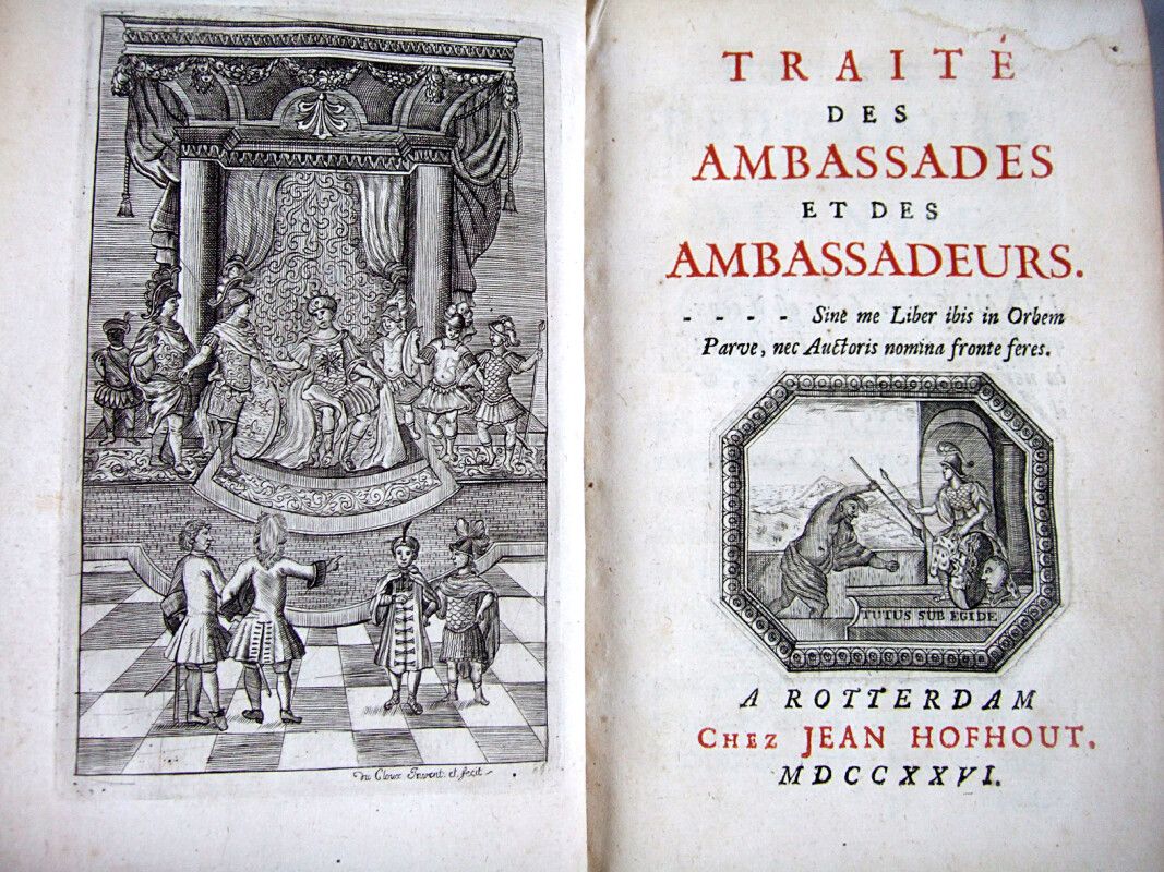Null * 5.[匿名]。关于大使馆和大使的论述。鹿特丹，J. Hofhout，1726。In-8.棕色书脊，酒红色封面。原版有杜克洛的正面插图和标题上的小插&hellip;