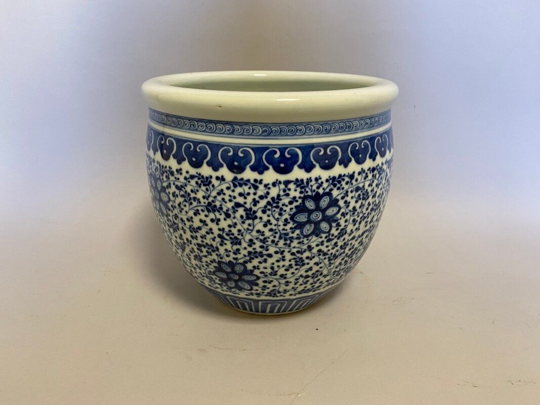 Null Chine - Cache pot en porcelaine décor blanc bleu de fleurs - H. 21.5 cm