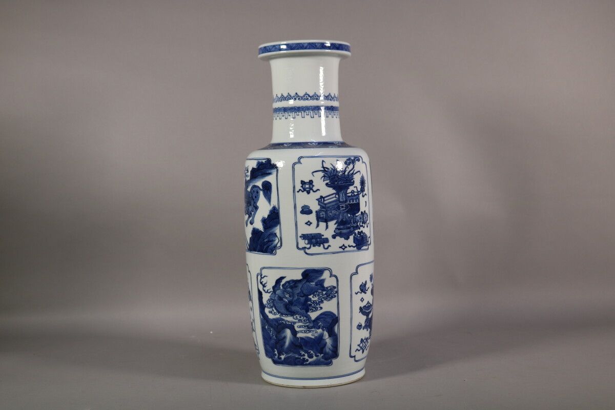 Null Chine - Vase en porcelaine bleu et blanc à décor des objets, des lettres et&hellip;
