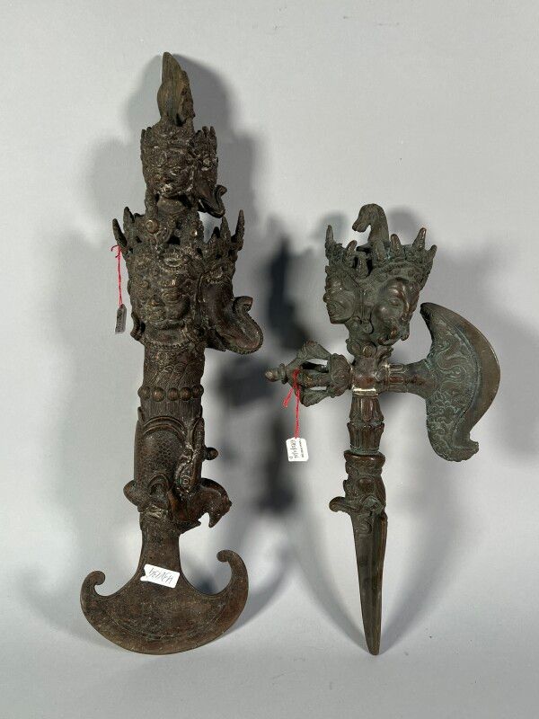 Null TIBET - XXe siècle - Phurbu et karrtrka en bronze, les manches ornés de têt&hellip;
