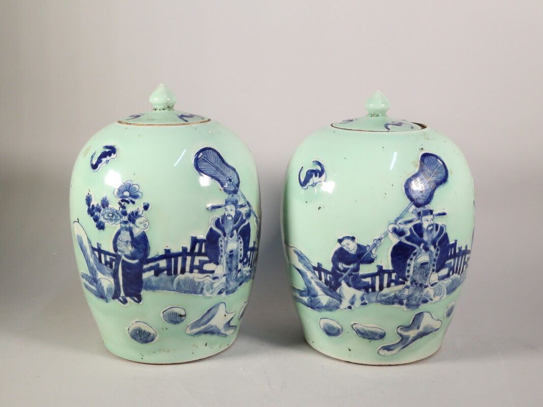 Null Paire de pots couverts en porcelaine verte et décor camaieu bleu de personn&hellip;