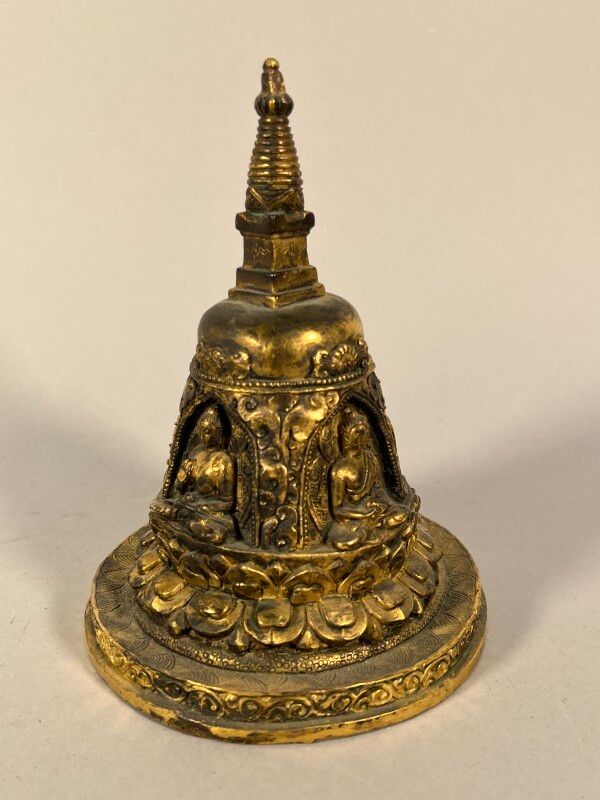 Null TIBET - XXe siècle - Stupa en bronze doré, orné de quatre bouddha assis sur&hellip;