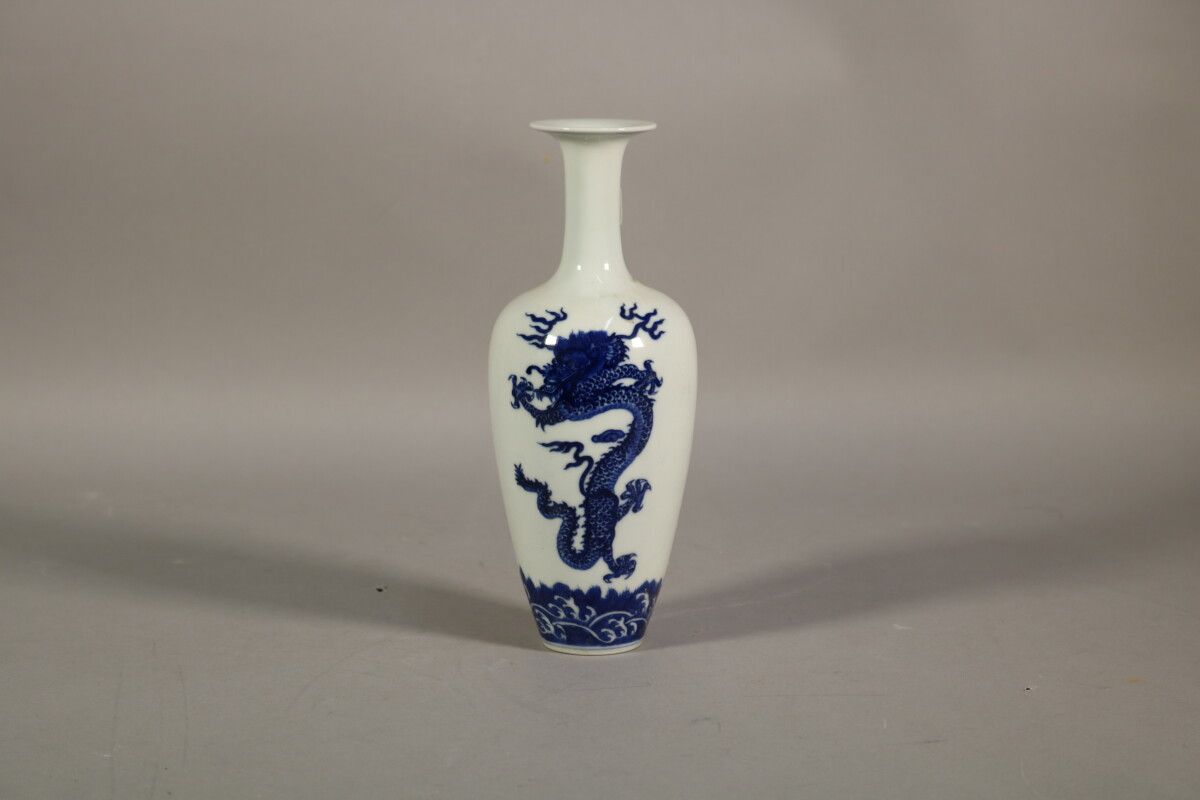 Null Chine - Vase en porcelaine bleu et blanc à décor de dragons. H. 22cm