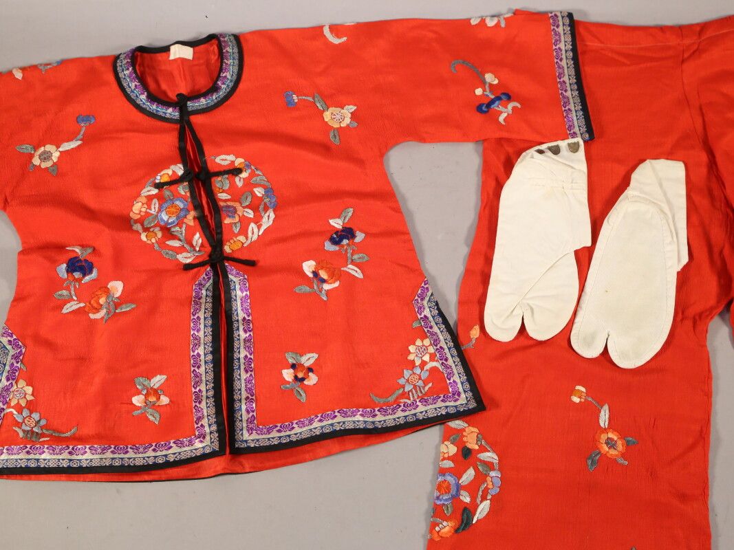 Null Costume d'enfant en soie rouge et broderie - années 1920/1930 avec paire de&hellip;