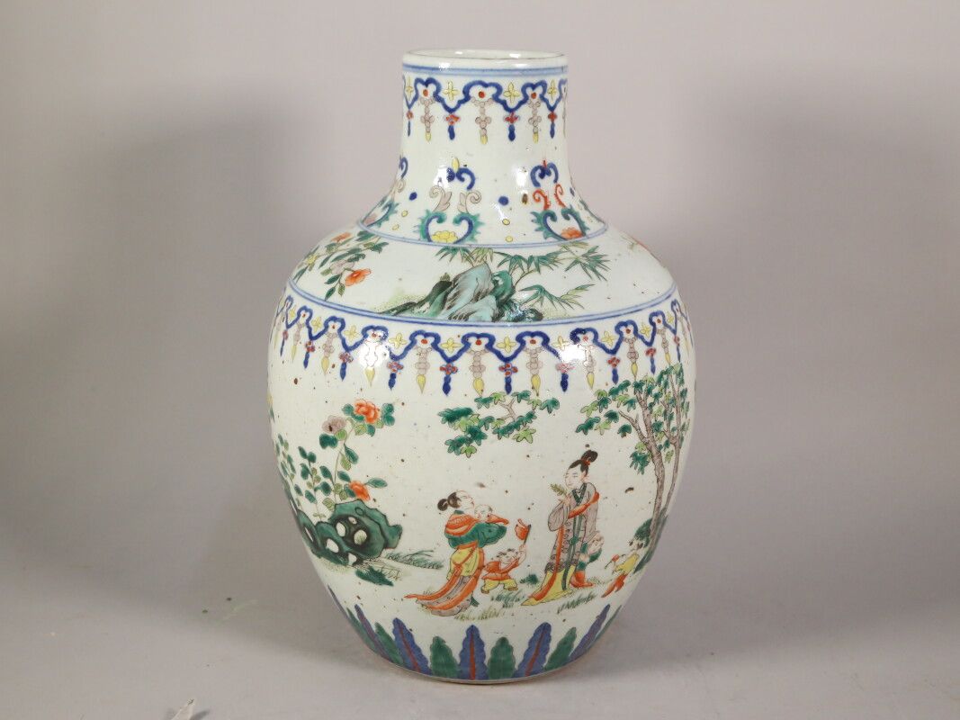 Null Vase en porcelaine de forme balustre à décor de personnages H. 35 cm