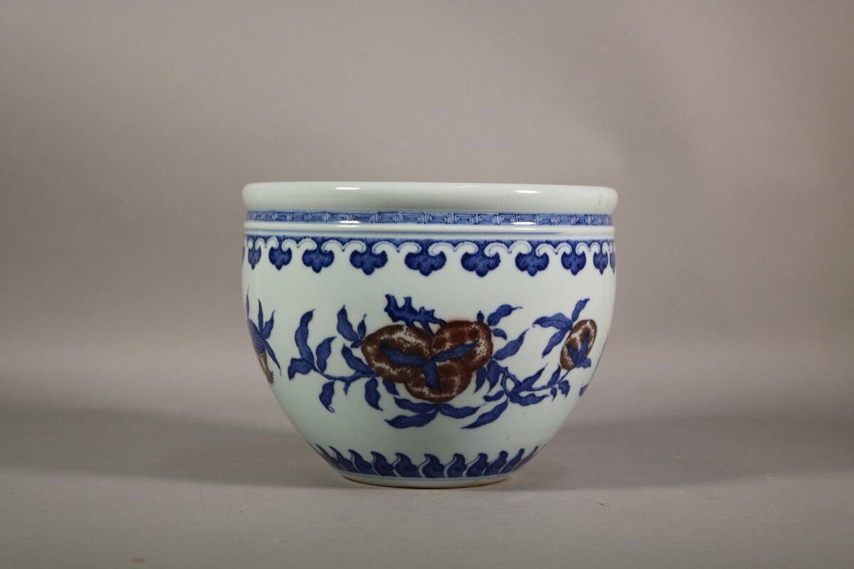 Null Chine - Cache pot en porcelaine bleu, blanc et rouge de cuivre à décor de p&hellip;