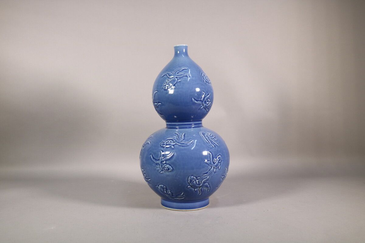 Null Chine - Vase double gourde en porcelaine à fond bleu à décor de poissons en&hellip;