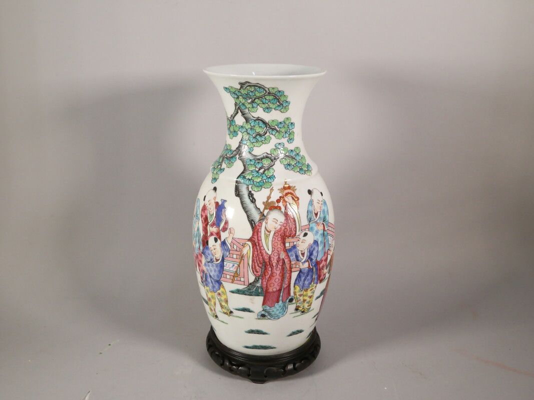 Null Vase en porcelaine de forme balustre à décor de personnages

H. 35,5 cm

su&hellip;