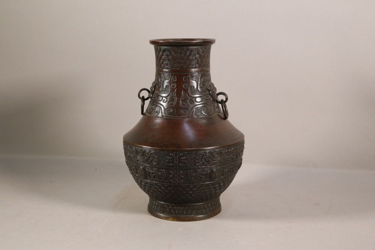 Null Vase en bronze à décor de frises de motifs géométriques et oiseaux - H. 27 &hellip;