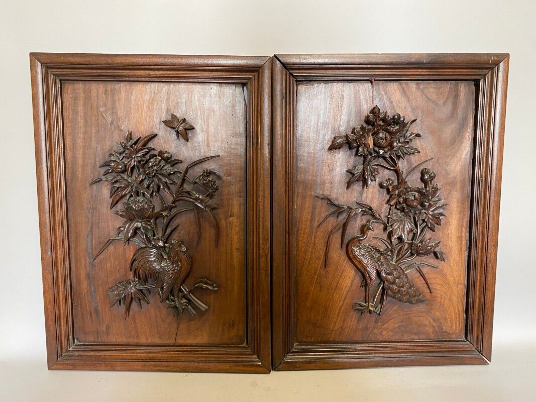 Null Deux panneaux décoratifs en bois avec décor sculpté de coq, paon, papillons&hellip;