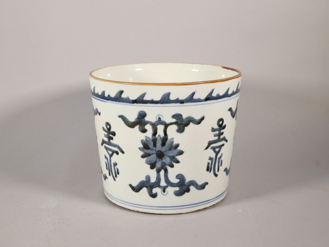 Null Cache-pot en porcelaine décor en camaieu bleu de calligraphie et fleurs - H&hellip;