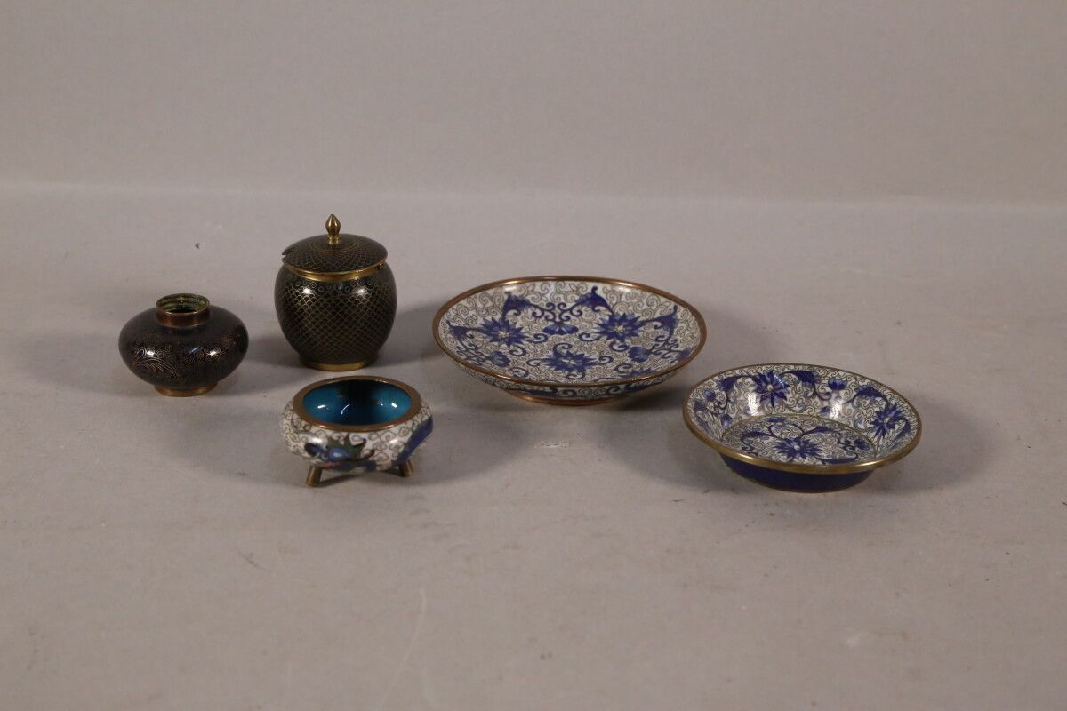 Null Ensemble de cinq petits objets en bronze cloisonné dans les tons bleus comp&hellip;