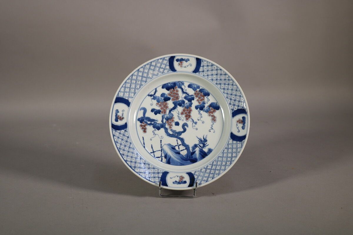 Null Chine - Assiette en porcelaine bleu, blanc et rouge de cuivre à décor d'écu&hellip;