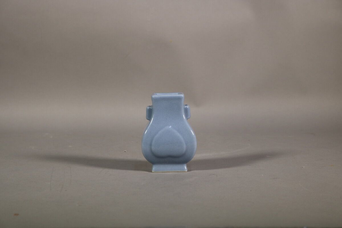 Null Chine - Vase "HU" en porcelaine bleu ciel uni. H. 11 cm