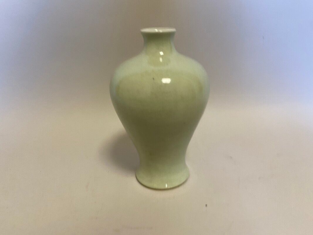 Null Chine - Vase Meiping en céladon - H. 20.5 cm