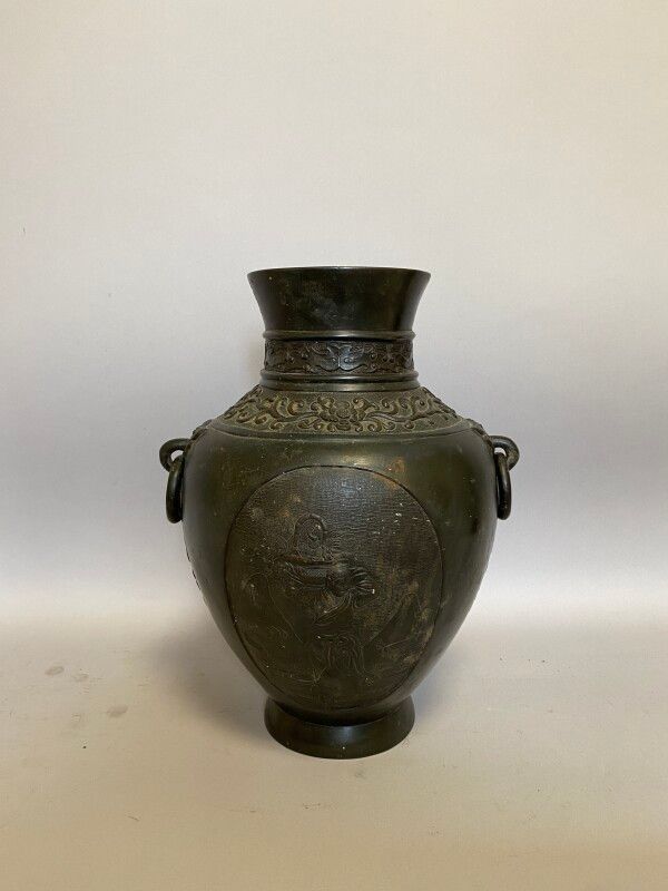 Null Vase en bronze de forme balustre, à deux anneaux, à décor en médaillon de p&hellip;