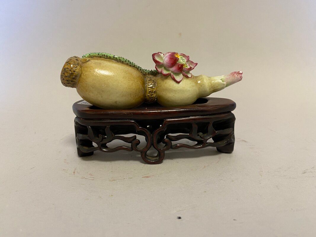 Null Chine - Sujet représentant une fleur et un fruit de lotus sur un socle bois&hellip;