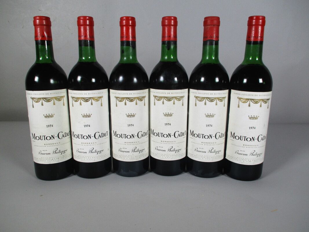 Null 6 blles MOUTON CADET bas goulot, étiquettes poussiéreuses Bordeaux 1974