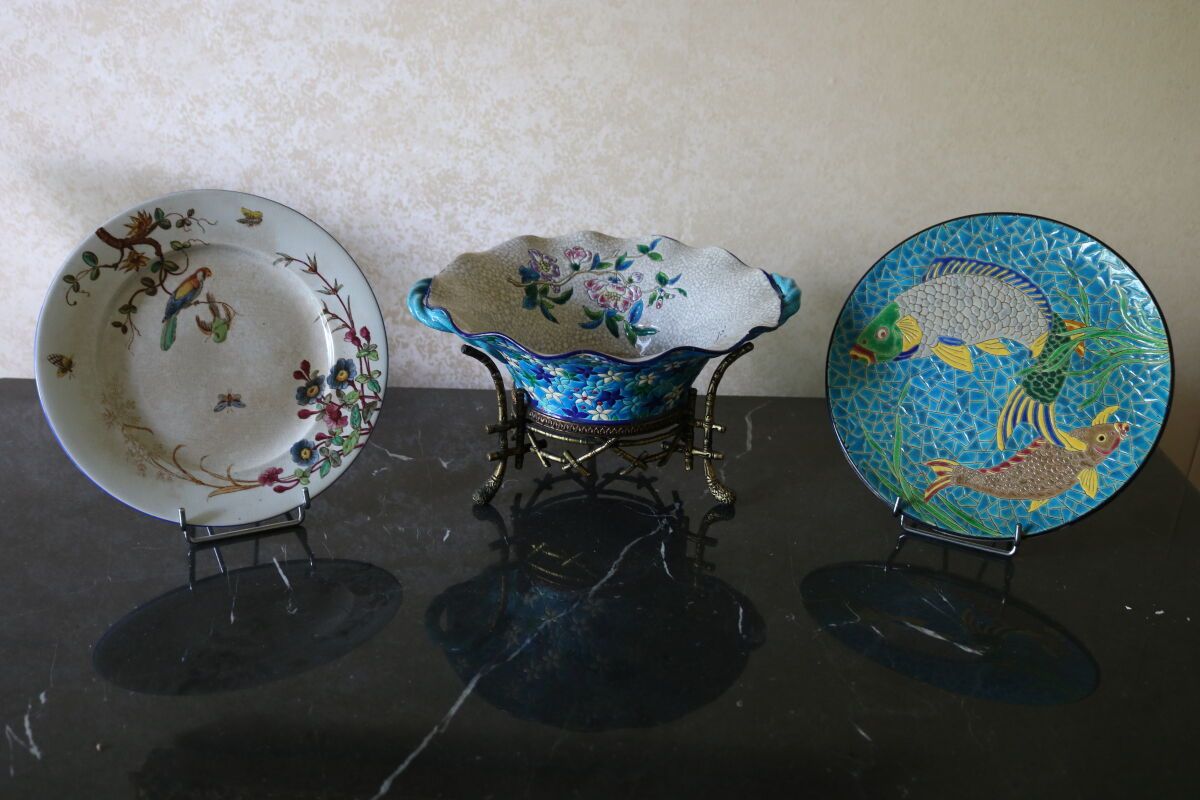 Null LONGWY，篮子形状的陶瓷碗，蓝色调的掐丝珐琅花，亚洲风格的仿竹子的鎏金铜座。

H.14厘米 - 直径27厘米

对机翼进行修复。

一个景泰蓝珐&hellip;