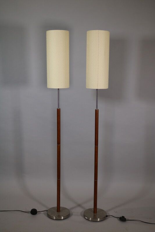 Null Paire de lampadaires en bois et aluminium

Travail contemporain 

Haut. 180&hellip;