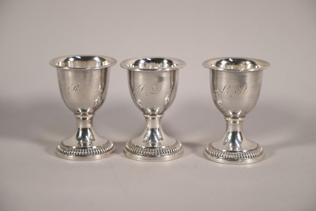 Null 三个银质蛋杯，刻有普通的主体和底座，上面有加德隆的楣板。

巴黎，1819-1838年，第一标题

106 g