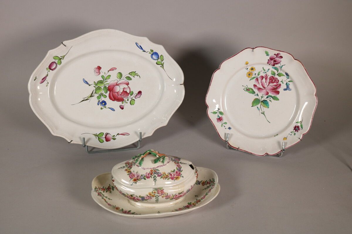 Null ǞǞǞ

一个椭圆形的盘子和一个盘子，边上有多色装饰的偏心的玫瑰花束，边上有粉红色的细丝。

一个椭圆形的有盖糖碗和其附着的瓷盘，有裂缝，盖子上有缺口&hellip;