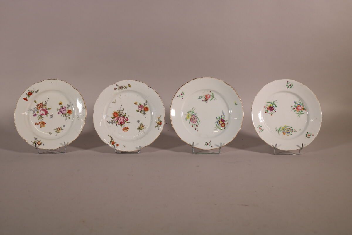 Null 巴黎 - Locré et Limoges工厂

四个盘子上有多色装饰的大束不同的花。

边缘有金片或狼牙。

裂缝和磨损

18世纪晚期

直径23&hellip;