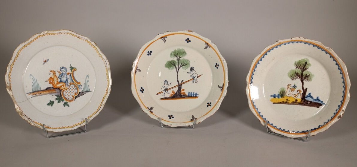Null ǞǞǞ

三个盘子，中间有多色装饰，孩子们在玩秋千或坐在树上或假山上。

18世纪晚期

直径22.5

边缘有缺口，有裂缝